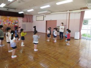 リズム室で一緒に遊ぼう会をしているところ
