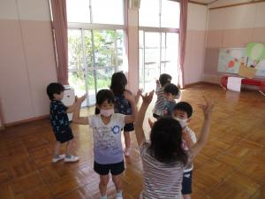 向かいあって手遊びをしている