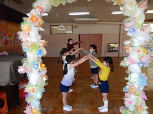 トンネルをつくっている5歳児