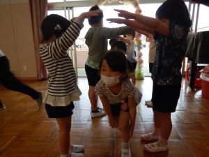 トンネルをくぐっている4歳児