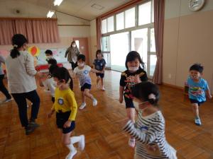 歩きまわっている