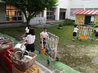 砂場道具運び