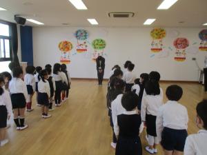 園長先生の話を聞いています
