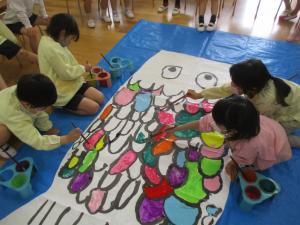 絵の具を塗っています。