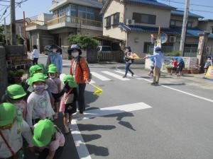 横断歩道を渡っているよ