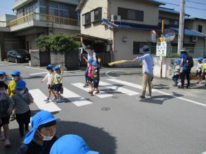 左右の確認をして手を上げよう