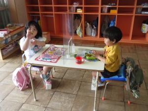 お弁当をたべる4歳児