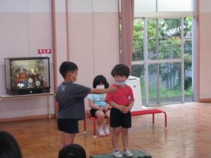 インタビューを受ける男の子