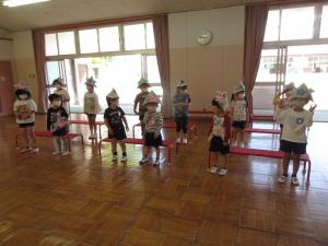 兜をみんなでかぶっている