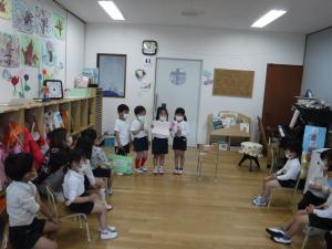 誕生会当日、司会を頑張っています