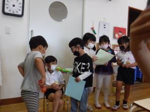 友達同士で司会の練習をしています