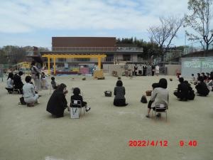 園庭で入園式を行いました