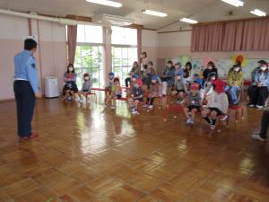 おまわりさんのお話を聞いている
