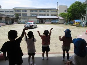 パトカーが帰るところ