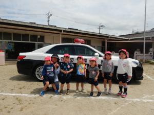 パトカーと記念写真の4歳児