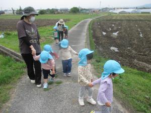 2歳児　散歩