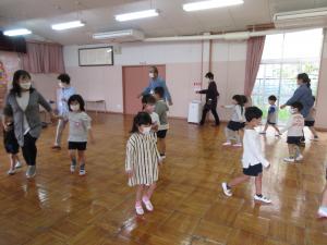 かちかちごおりのゲーム遊びをしている