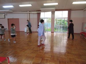 カチカチごろりのゲームで歩いているところ