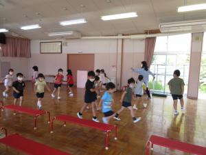 みんなで散歩の歌に合わせて歩いている