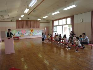 絵本を見ているところ