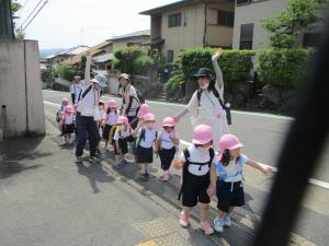 3歳児遠足二列で歩く