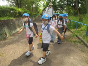 子どもが歩いているところ