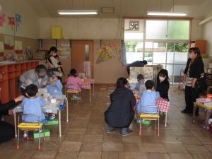参観を見て下さっている4歳児保護者