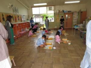 子どもの様子を見ている5歳児保護者