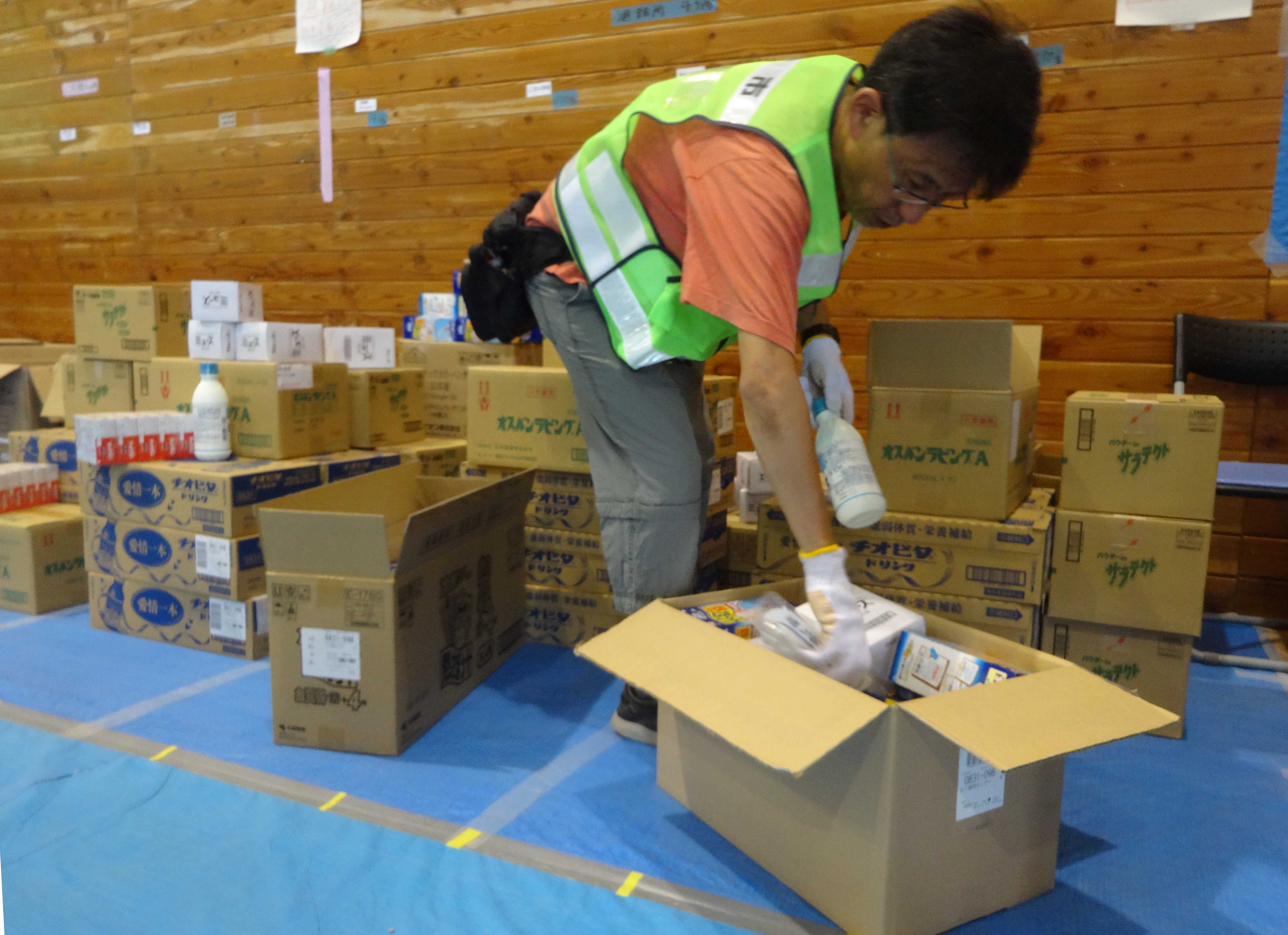 【職員派遣第1班】避難所へ配送する支援物資を仕分ける第1班派遣職員の画像