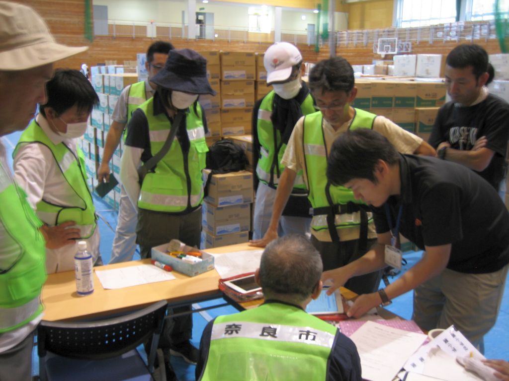 【職員派遣第1班】避難所へ配送する支援物資が、特定の種類やサイズに偏ったり、重複発注を避けるためのシステムの説明を受ける第1班派遣職員の画像