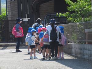 小学校まで歩いているところ
