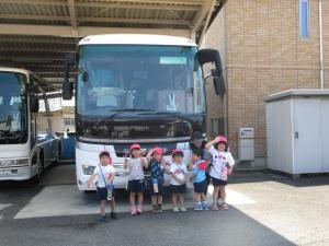 バスの前で記念写真の4歳児
