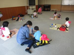 お弁当をたべている4歳児