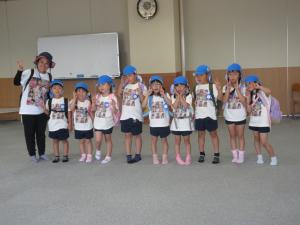 小学校で記念写真の5歳児
