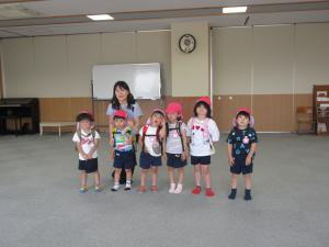 小学校で記念写真の4歳児
