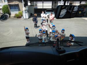 バスの外で手を振る5歳児