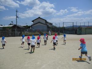 校庭を走る子ども達