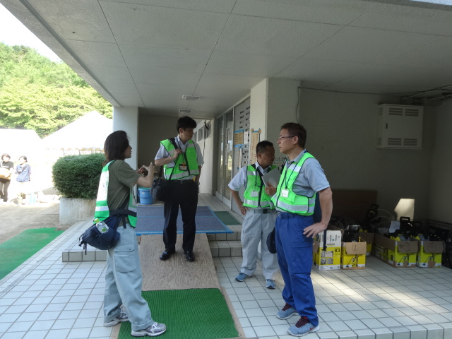 【奈良市危機管理監視察】倉敷市職員から説明を受ける様子の画像
