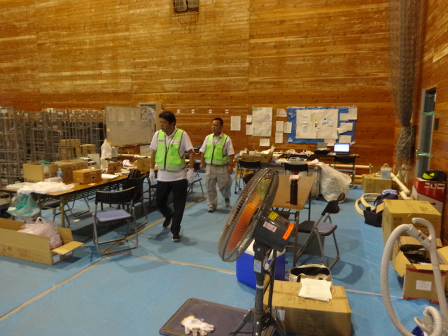 【奈良市危機管理監視察】支援物資の集積拠点である真備総合公園内体育館内で作業する奈良市職員の画像