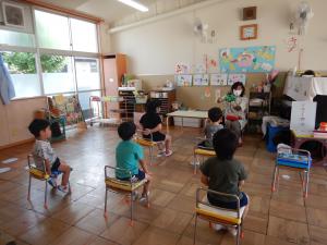 真剣におはなしをきいている4歳児