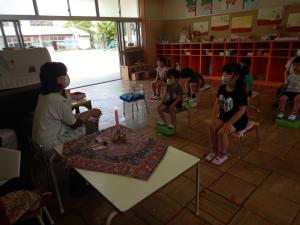 お話を聞いている4歳児