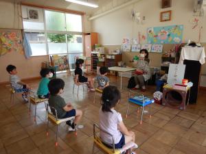 椅子に座って聞いている