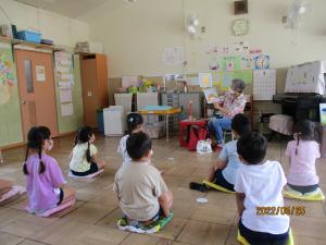 お話を聞いている5歳児