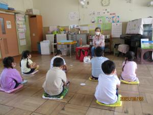素話を聞いている5歳児