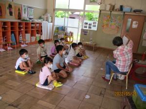 真剣な眼差しで見ている5歳児