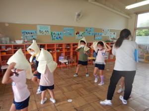 5歳児が防災頭巾をかぶっているところ