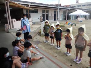4歳児に5歳児がお話してるところ