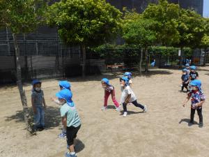 ４歳児遠足でだるまさんが転んだで遊んでいます