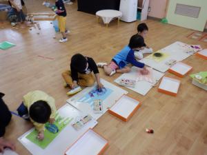 3歳児がクレパスで絵をかいています。