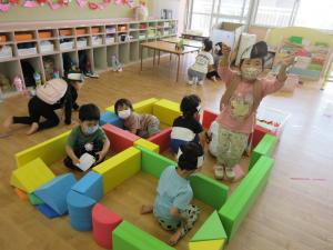 3歳児がウレタン積み木であそんでいます。